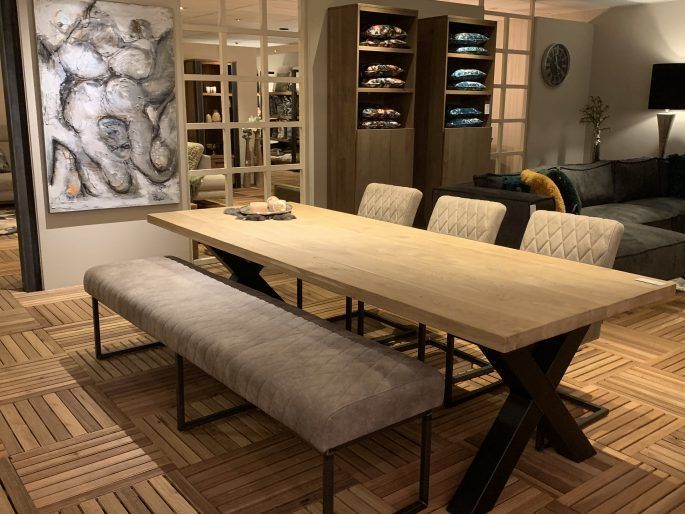 Industriele stijl eettafel met eetbank | THOLS Wonen