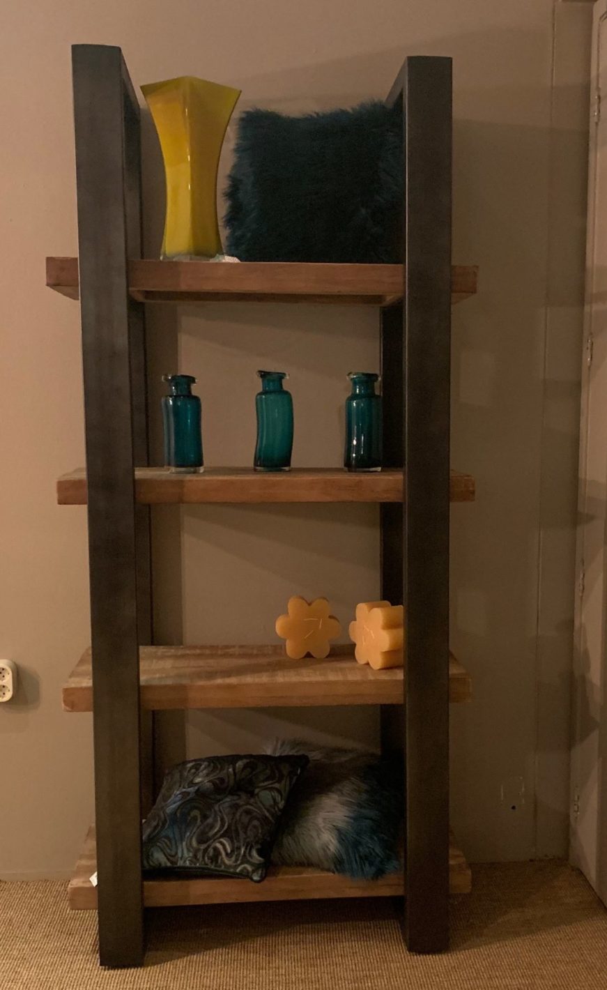 Industriele stijl kast