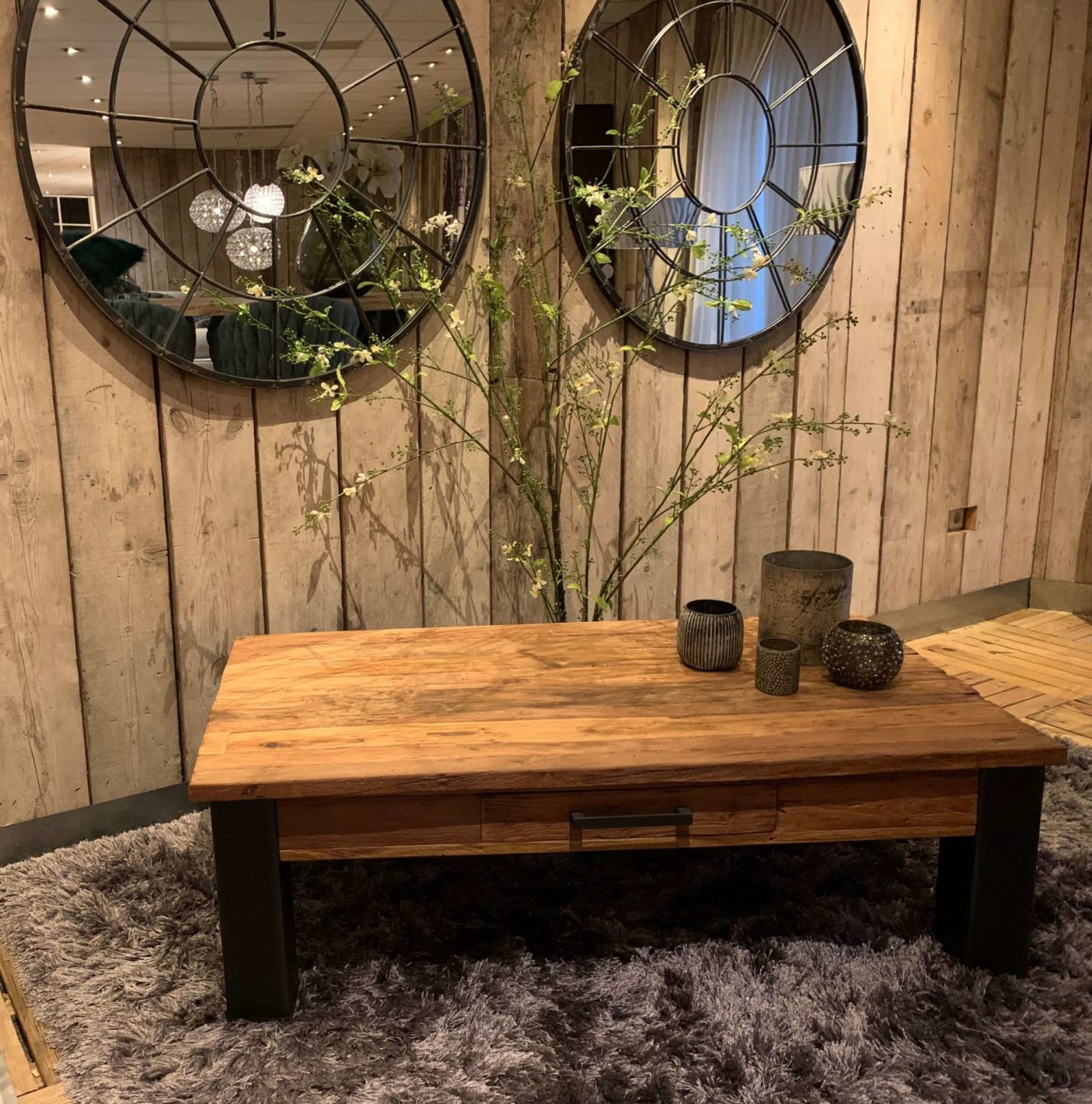Industriele stijl salontafel hout met staal | THOLS Wonen