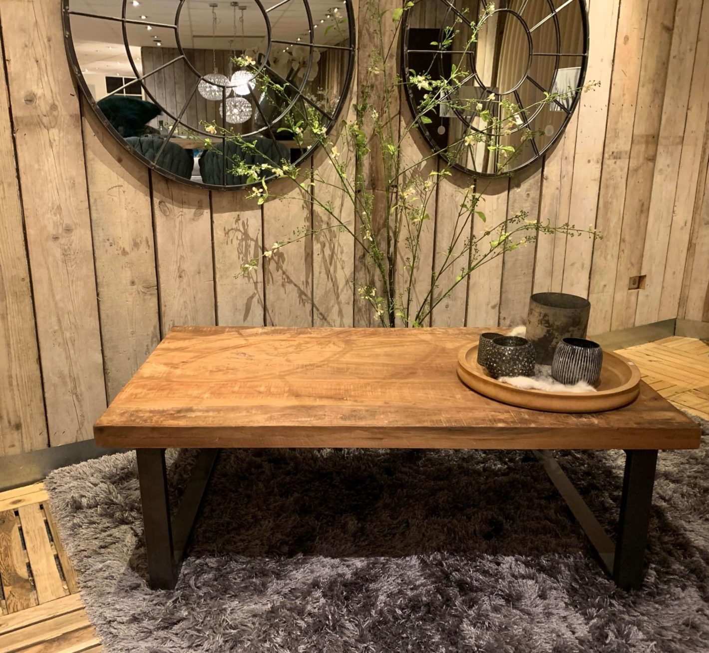 Poef als salontafel industrieel | THOLS Wonen