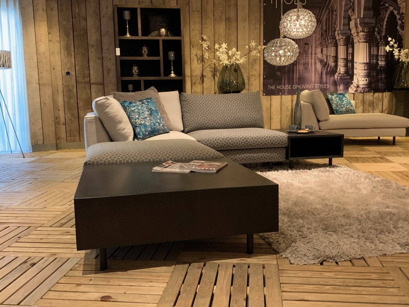 Moderne salontafel aan bank | THOLS Wonen