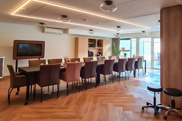 Lange moderne eettafel met moderne eettafelstoelen