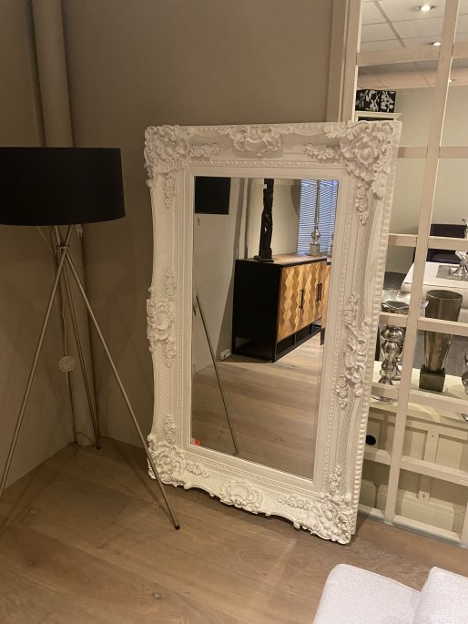 Showroomopruiming Thols Wonen